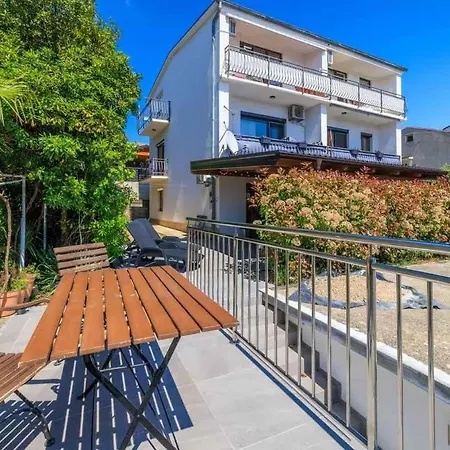 Appartement In 53538 *